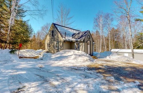 Greenville Cabin | Cozy woodsy Cabin w/a Deck, Firepit, Gas Grill, Free WiFi, & Full Kitchen