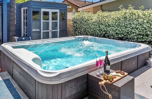Alamitos Beach House | CozyVibeStay . King Bed. Parking. Walk to Beach