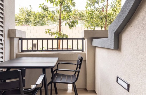 Westchester Apartment | Crisp Westchester 1BR w/ Gym, Pool, nr. LAX & beach, by Blueground