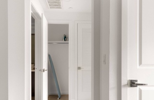 Westchester Apartment | Crisp Westchester 1BR w/ Gym, Pool, nr. LAX & beach, by Blueground