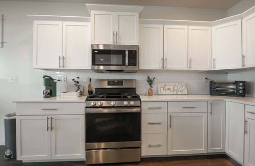 Caldwell House | Curated Canvas Modern 3BR Sleeps 8 Near Freeway