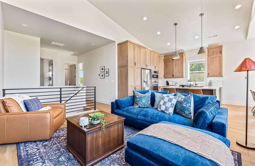 Collister House | Dark & Sleek 3BR Escape by the Golf Course