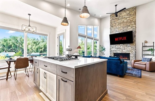 Collister House | Dark & Sleek 3BR Escape by the Golf Course