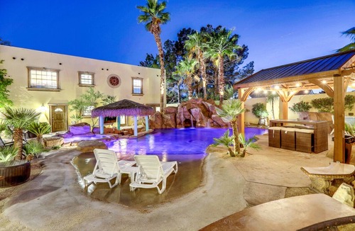 Las Vegas House | DD Glamorous 11BD/13BA Mansion Near Vegas Strip-3.7mi