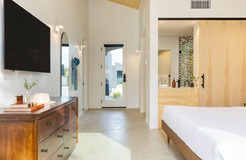 Downtown Palm Springs Hotel | Design-Forward Hotel | Shared Pool + Bocce + Walk to Palm Canyon | Blackhaus