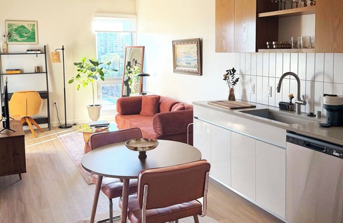 Hillcrest Apartment | Designer Hillcrest Retreat with Pool & Gym – Walking Distance to Top Dining