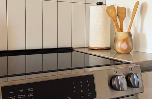 Hillcrest Apartment | Designer Hillcrest Retreat with Pool & Gym – Walking Distance to Top Dining