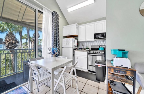 Crystal Beach Cottage | Destin Crystal Beach Beachside Bungalow + Steps to Beach & Pool-Sleeps 4