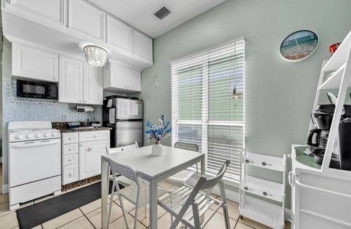 Crystal Beach Cottage | Destin Entire Crystal Beach Cottage~Steps to Beach & Pool~Prime Location