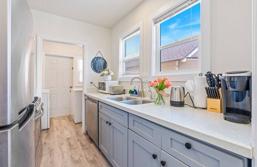 Alhambra Apartment | Detached house 2 Bedroom 1 Bathroom Prime & Private location King Bed! 1109
