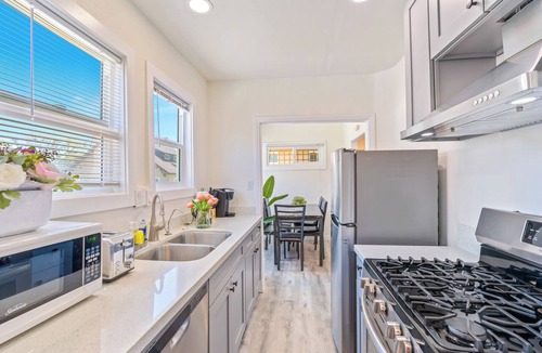 Alhambra Apartment | Detached house 2 Bedroom 1 Bathroom Prime & Private location King Bed! 1109