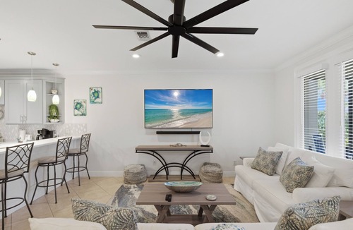 Gulf Place House | Dining and Shopping! Three Pools, Steps to Beach