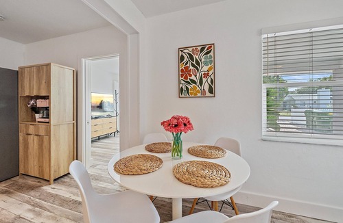 Park East House | Dog & Family Friendly, Walk to Downtown & Payne Park, Close to Beaches