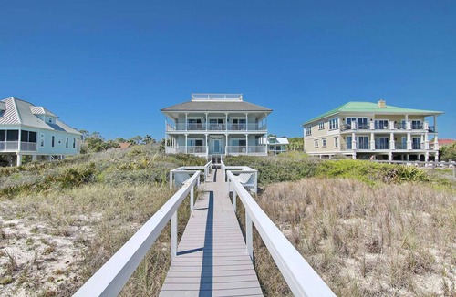 Treasure Beach Village House | Dog-friendly beachfront gem - community pool, tennis, washer/dryer, central AC