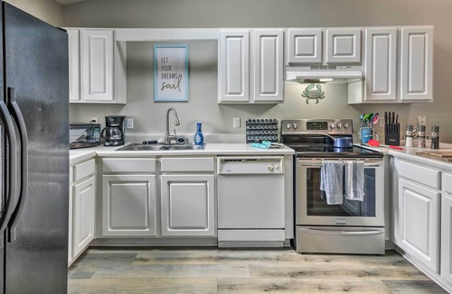 Northeast Pensacola Condo | Dog-Friendly Pensacola Condo w/Pool!