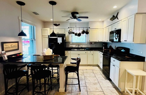 Historic Downtown Apalachicola Cottage | Dog friendly Vacation Rental Home Downtown Historic Apalachicola
