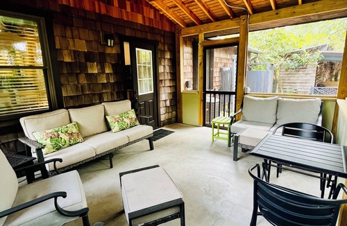 Historic Downtown Apalachicola Cottage | Dog friendly Vacation Rental Home Downtown Historic Apalachicola