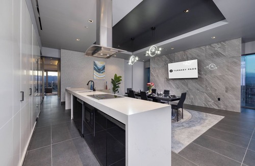 Las Vegas House | Dream Elite 4BR Penthouse Vegas Relaxing Hot Tub