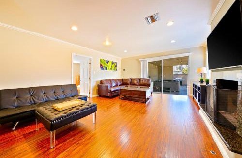 Anaheim Colony Historic District House | Dream Getaway