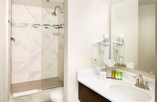 Gateway District Hotel | Dream Vegas Vacation! 2 Elegant Units, Pool, Bar & Restaurants, Casino