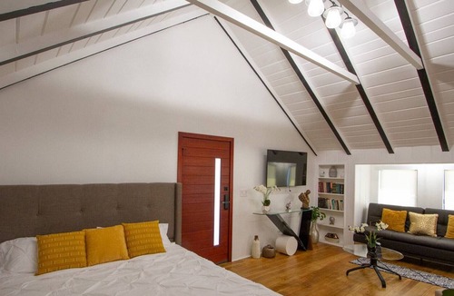 North Hollywood Villa | Dreamy Farmhouse in Studio City