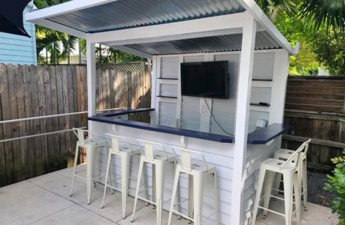 Downtown Apartment | Duval Street Suite w kitchen and shared heated pool
