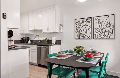 East Village Apartment | East Village Arts District, King Suite w/Sofa Bed