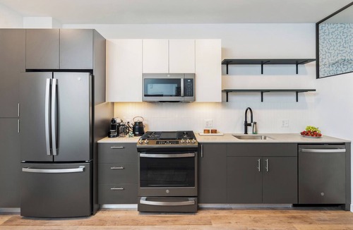 Everett Apartment | Elegant 2BR - 2BA Oasis with Pool & Gym