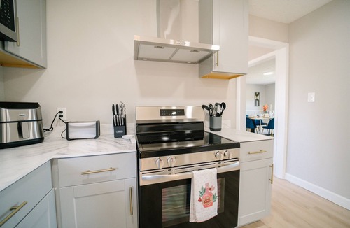 Hunter Mill House | Elegant 5BR/2BA | Private Parking । Great Falls