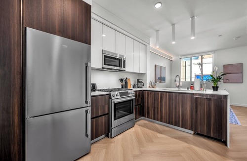 Larchmont Apartment | Elegant Gillis House with Pool and Gym