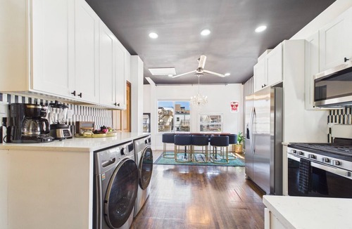 Wrigleyville Apartment | Elite 4BR Art Deco suite. Garage included.