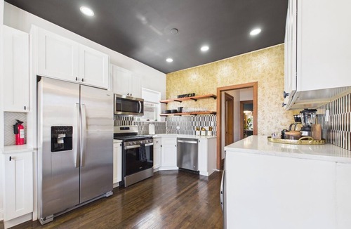 Wrigleyville Apartment | Elite 4BR Art Deco suite. Garage included.