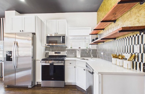 Wrigleyville Apartment | Elite 4BR Art Deco suite. Garage included.