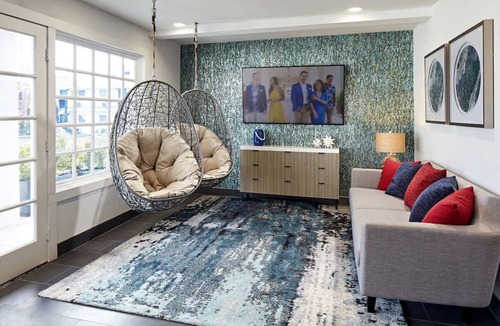 Beach Barber Tract Hotel | Enjoy Ocean Breezes in Charming Room in La Jolla, Steps to the Beach