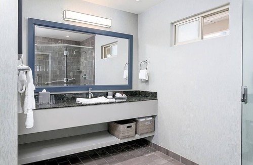 Carlsbad Village Hotel | Ensuring a Very Comfortable Stay! Free Petit Breakfast, Outdoor Pool, Beachfront