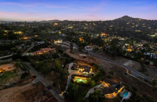 El Cajon House | Entire Private Home with Big Yard, View, King Bed, 10 Parking, 4 Bedrooms 3 Bathrooms, Available Now
