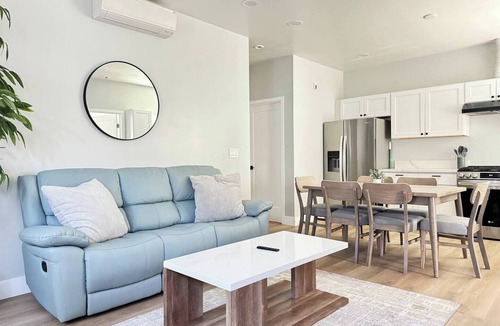 Santa Ana Heights House | Exclusive Elite Suite I Sailing I Luxury Shopping