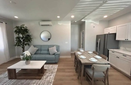 Santa Ana Heights House | Exclusive Elite Suite I Sailing I Luxury Shopping