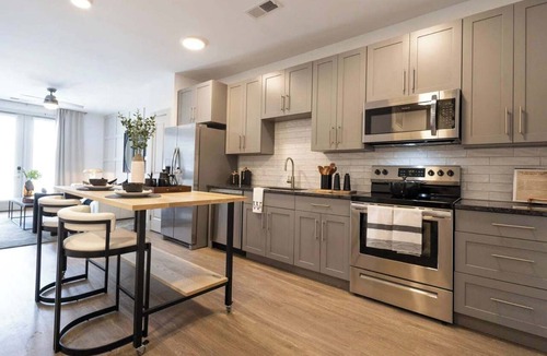 East Walnut HIlls Apartment | Explore Cincinnati’s Best from a Chic Condo