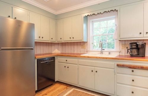 New Providence House | Family Farmhouse w/Suite & Game Room