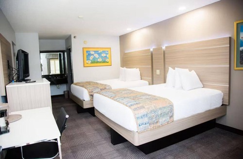 Mary Esther Hotel | Family Room near Gulfarium Marine Adventure Park | Free Onsite Parking!