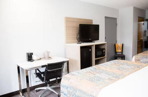 Mary Esther Hotel | Family Room near Gulfarium Marine Adventure Park | Free Onsite Parking!