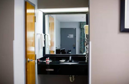 Mary Esther Hotel | Family Room near Gulfarium Marine Adventure Park | Free Onsite Parking!