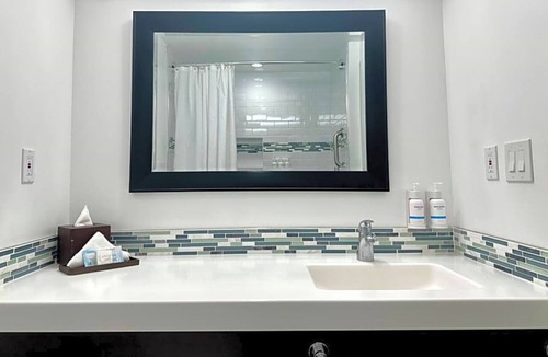 Old Towne Hotel | Family Suite with Balcony, Free Breakfast and Parking Near Seal Beach Pier