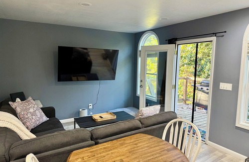 Carbondale Cabin | Fantastic 1-bedroom Cabin in peaceful Makanda, Pet-Friendly!