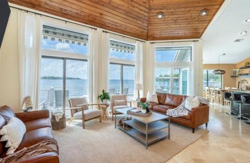 Niceville House | FEATURED ON HGTV'S MY LOTTERY DREAM HOME! Private dock, 15 minute boat ride to Crab Island, 20 minute drive to Destin, Pet Friendly