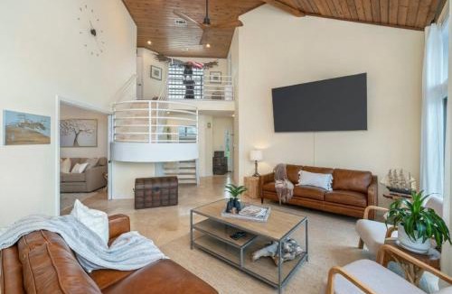 Niceville House | FEATURED ON HGTV'S MY LOTTERY DREAM HOME! Private dock, 15 minute boat ride to Crab Island, 20 minute drive to Destin, Pet Friendly