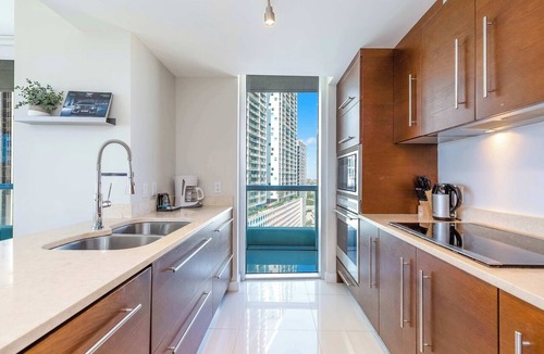 Downtown Miami Apartment | Major international sporting event Base! Skyline Views & Icon Pool