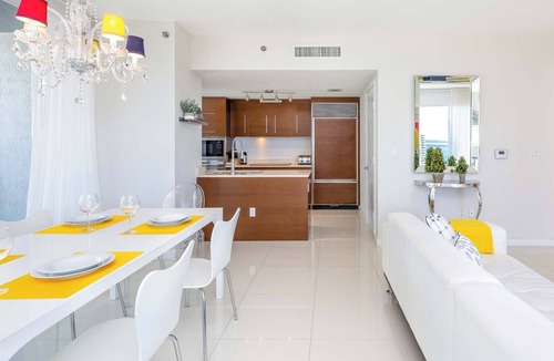 Downtown Miami Apartment | Major international sporting event Base! Skyline Views & Icon Pool