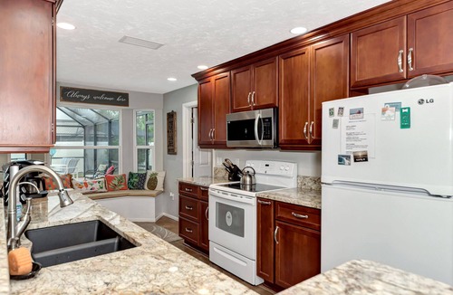 Gulf Gate Woods House | Flip off your Flops at the Faded Oasis!